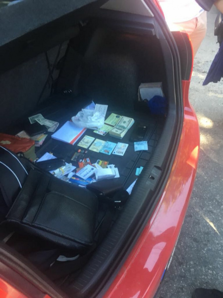 В Харькове на взятке в 17 тыс. долларов задержали двух пограничников