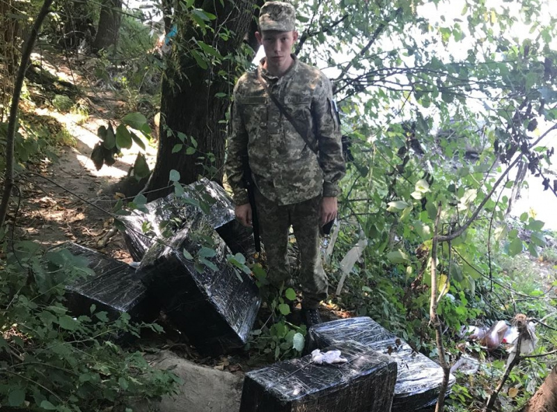 На Закарпатті прикордонники завадили переміщенню більше 2 тис. пачок сигарет