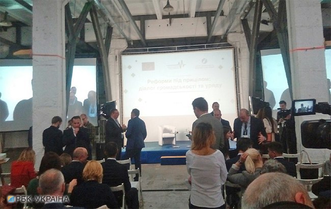 Гройсман розраховує "побудувати" нову освіту в Україні за 12 років