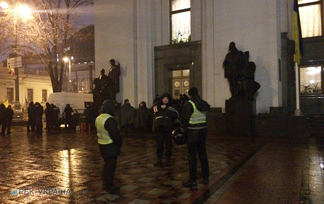 &quot;Віче&quot; під Радою зібрало не більше 150 активістів