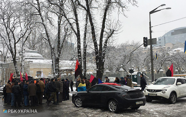 У Києві активісти розпочали автопробіг до будинку Порошенка