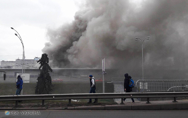 Пожежа на &quot;Лівобережній&quot;: біля станції метро горять кіоски