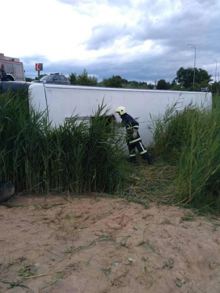 У Рівненській області перекинувся автобус з 53 пасажирами