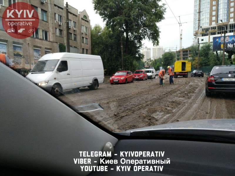 Негода в Києві місцями обмежила рух громадського транспорту