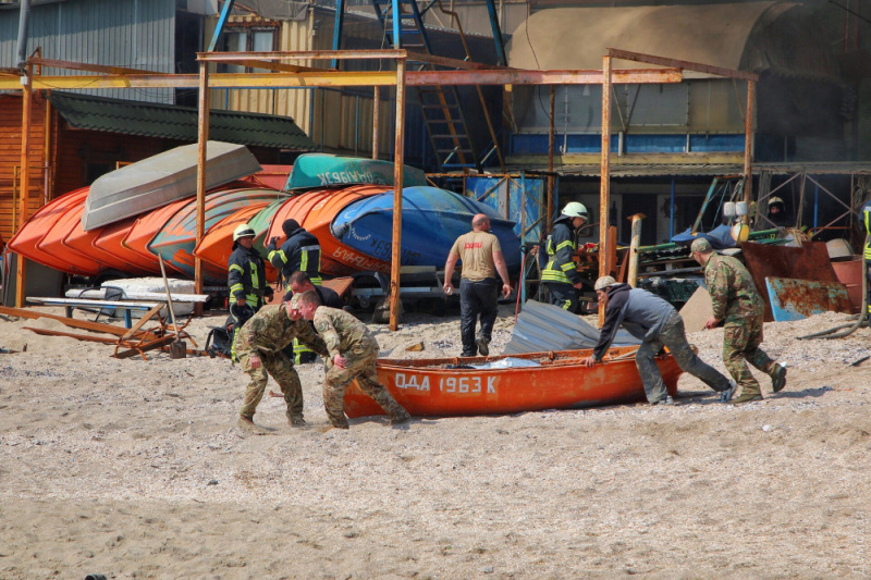 В Одессе на пляже горит ресторан