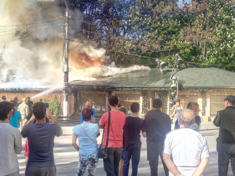 В Одесі у парку горить кафе