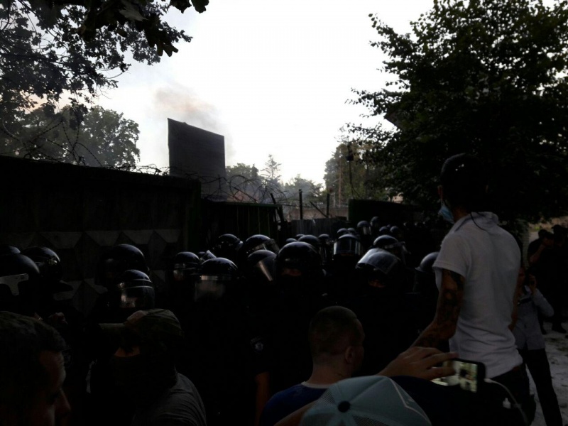 Представители "Азова" штурмуют строительство в Святошинском переулке в Киеве