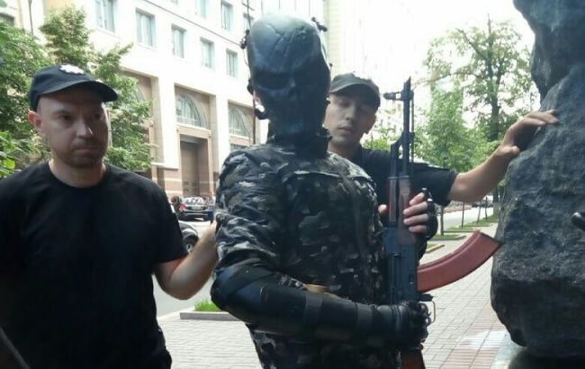 В правительственном квартале Киева задержали мужчину с оружием