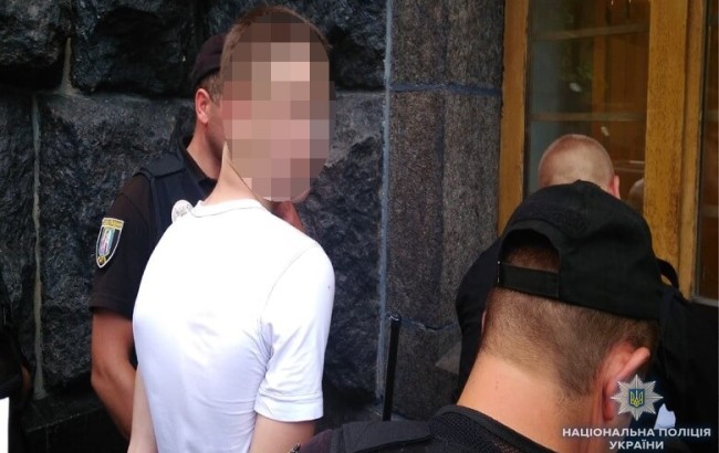 В правительственном квартале Киева задержали мужчину с оружием