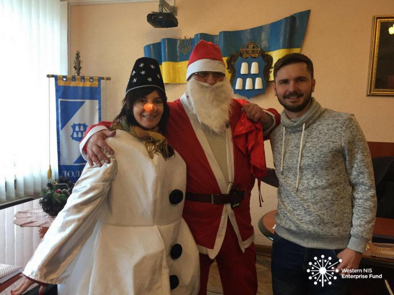 Як мер Хмельницького став двірником, а мер Чернівців - кондуктором у тролейбусі