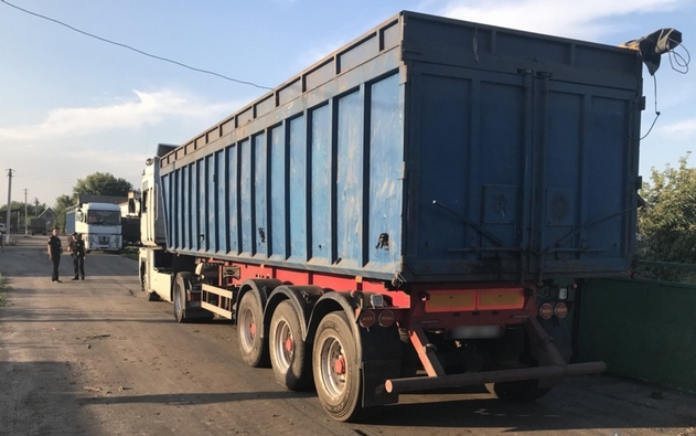 У Черкаській області затримали дві фури зі львівським сміттям