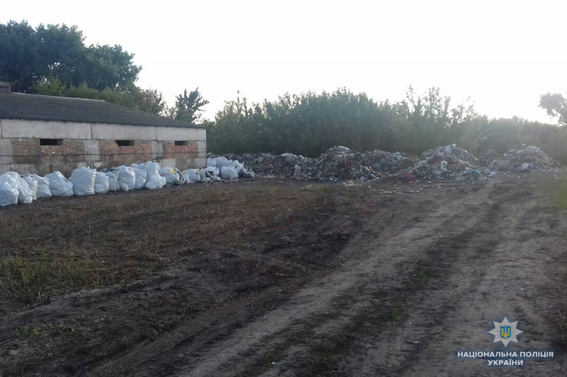 У Черкаській області затримали дві фури зі львівським сміттям