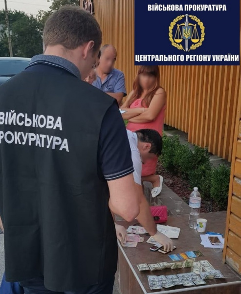 Военная прокуратура задержала на взятке старшего инспектора таможни