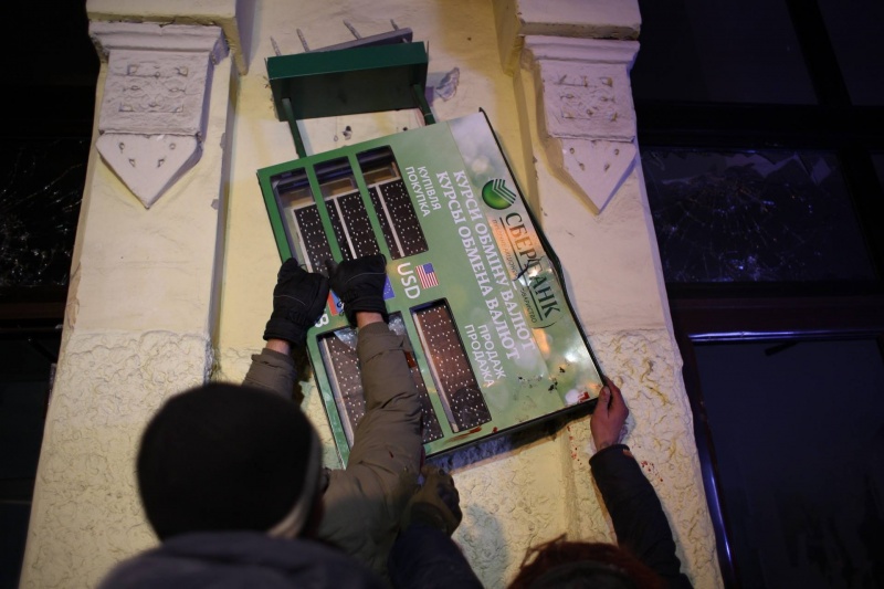 Представники правих організацій розгромили офіс Медведчука та відділення &quot;Сбербанку Росії&quot;