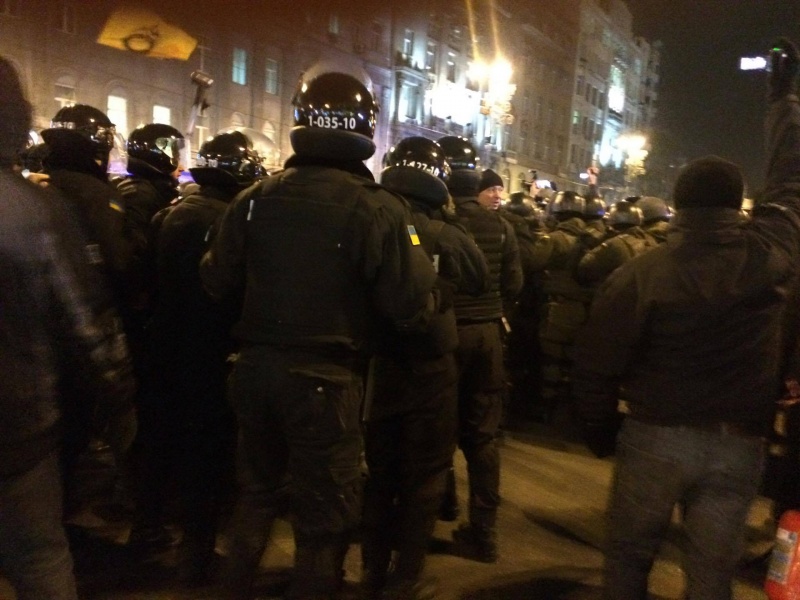 На Майдані відбулися сутички між представниками &quot;Правого сектора&quot; і поліцією