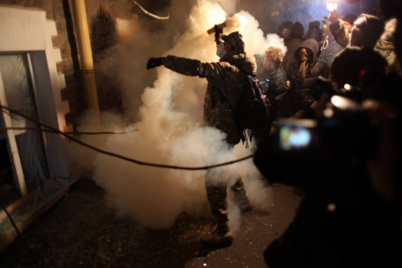 Представители правых организаций разгромили офис Медведчука и отделение "Сбербанка России"