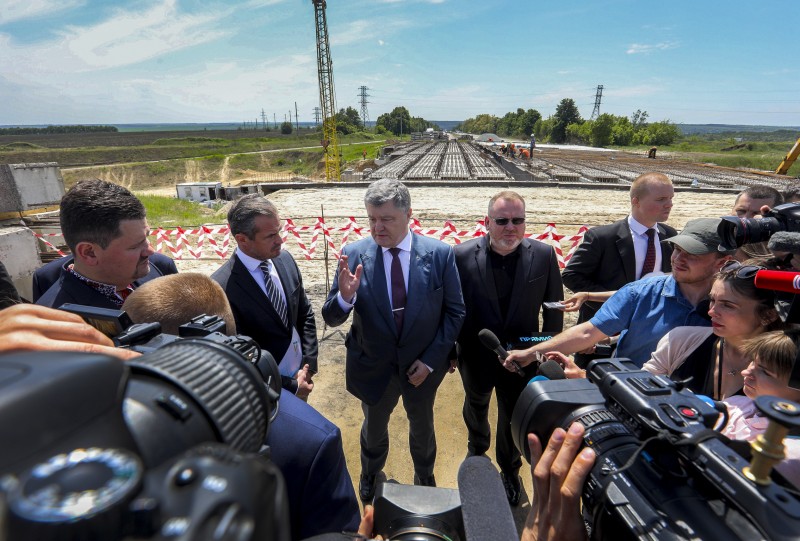 Порошенко назвав капітальний ремонт доріг є одним із пріоритетів держави