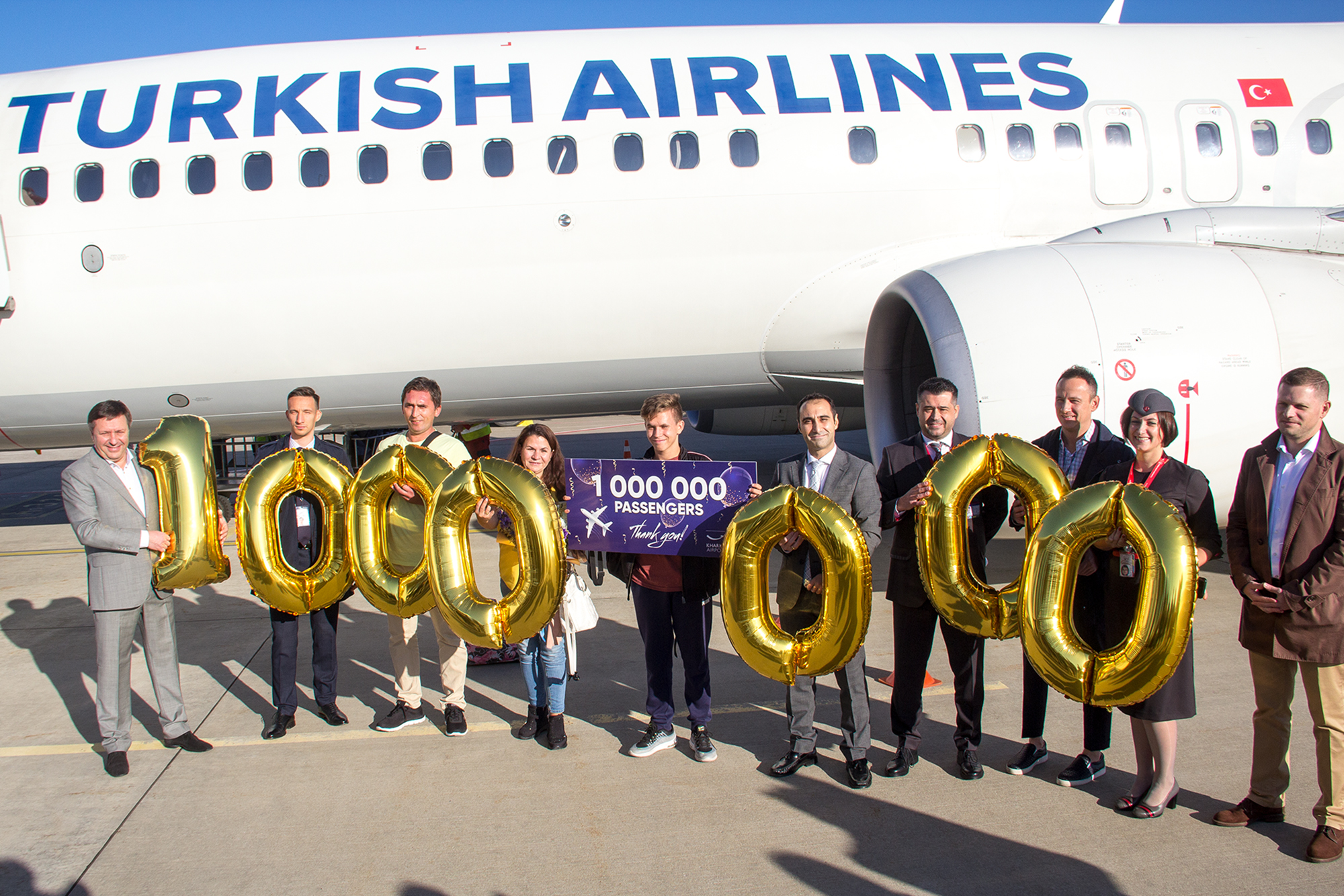 аэропорт сургут ютэйр. миллионный пассажир. миллионный. 31 школа симферополь. константин козлов авиакомпании азимут.