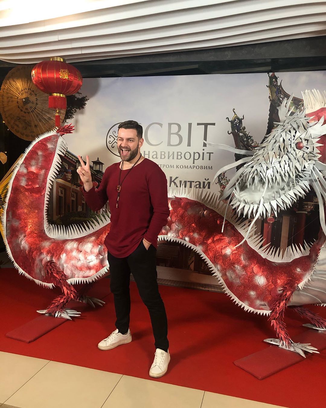 Поднебесная парочка: Дмитрий Комаров с молодой супругой покорили редким совместным выходом