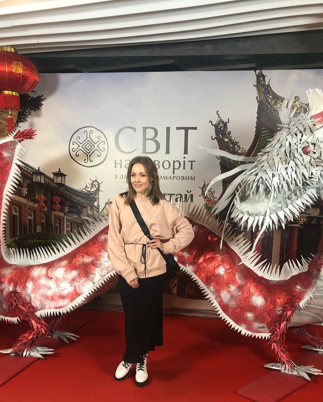 Поднебесная парочка: Дмитрий Комаров с молодой супругой покорили редким совместным выходом