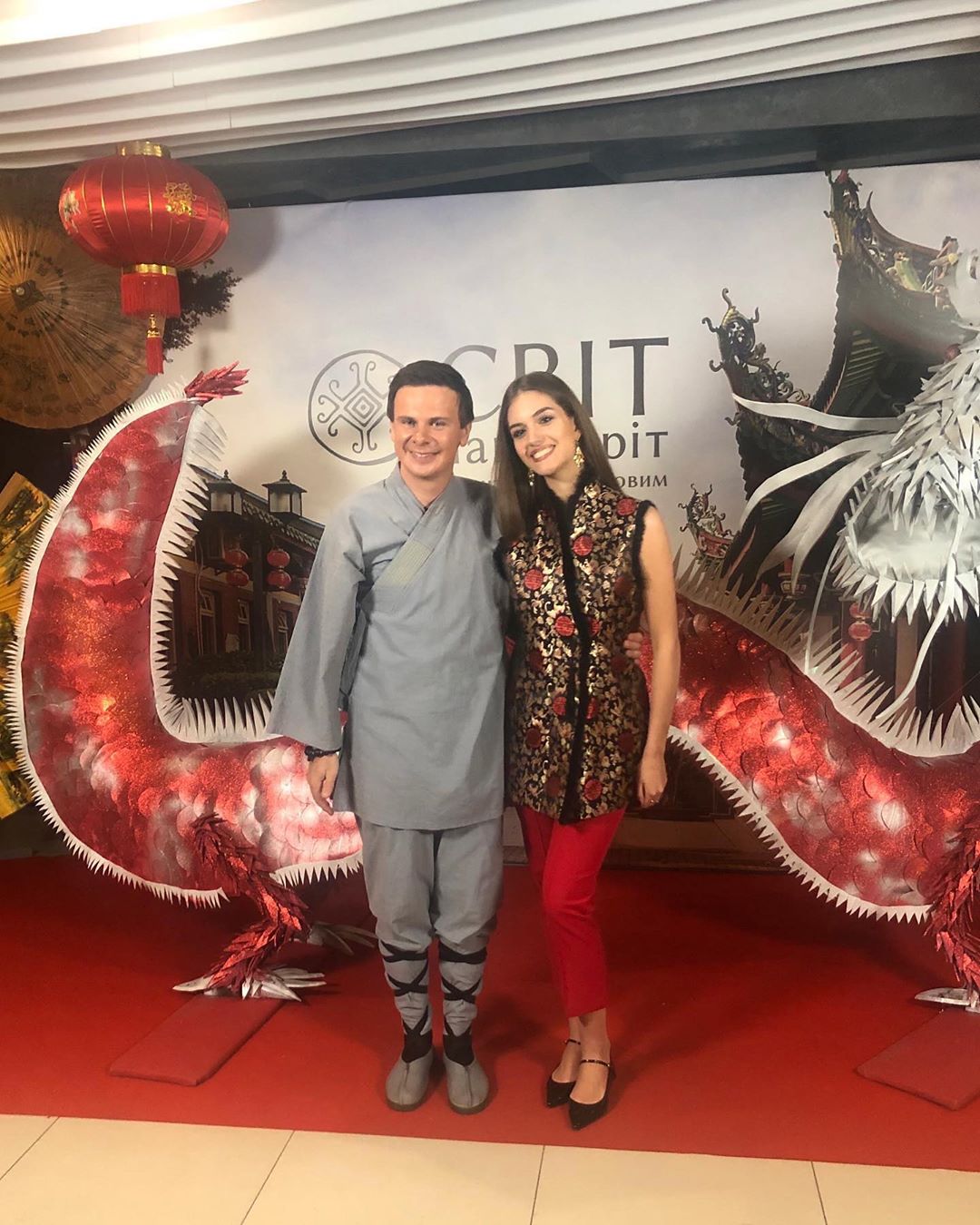 Поднебесная парочка: Дмитрий Комаров с молодой супругой покорили редким совместным выходом