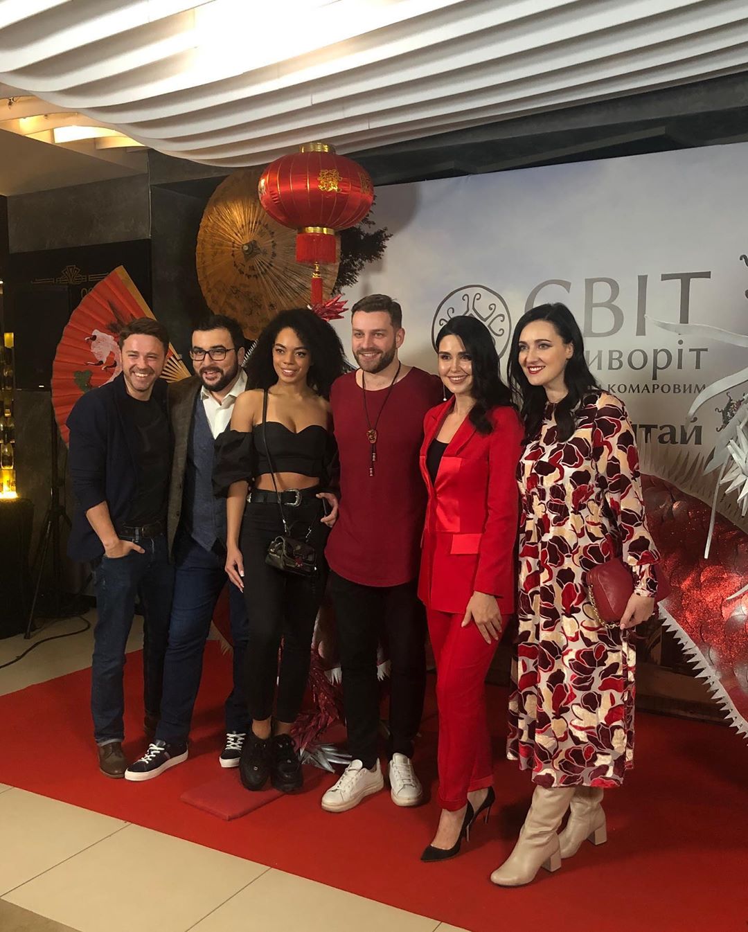 Поднебесная парочка: Дмитрий Комаров с молодой супругой покорили редким совместным выходом