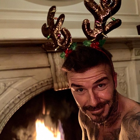 Поход в &quot;Диснейленд&quot; и оленьи рога: как западные звезды отметили Рождество 2018