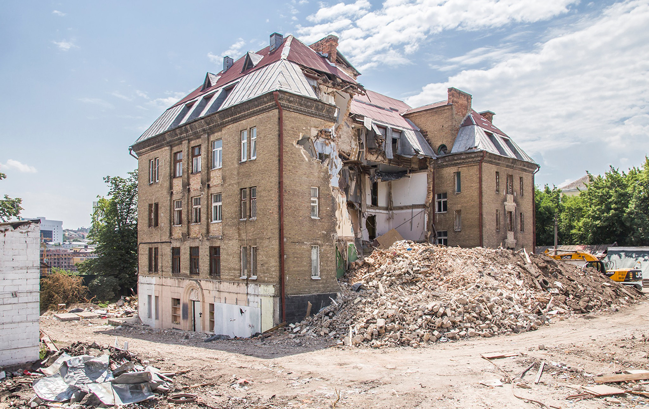 Пустили під знесення. Чому в Києві активно знищують історичні будівлі
