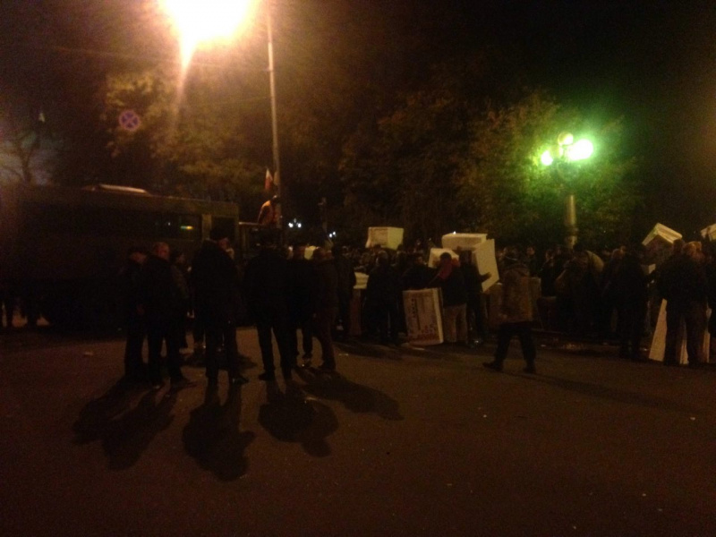 Правоохранители сняли кордон с митингующих возле отеля &quot;Киев&quot;