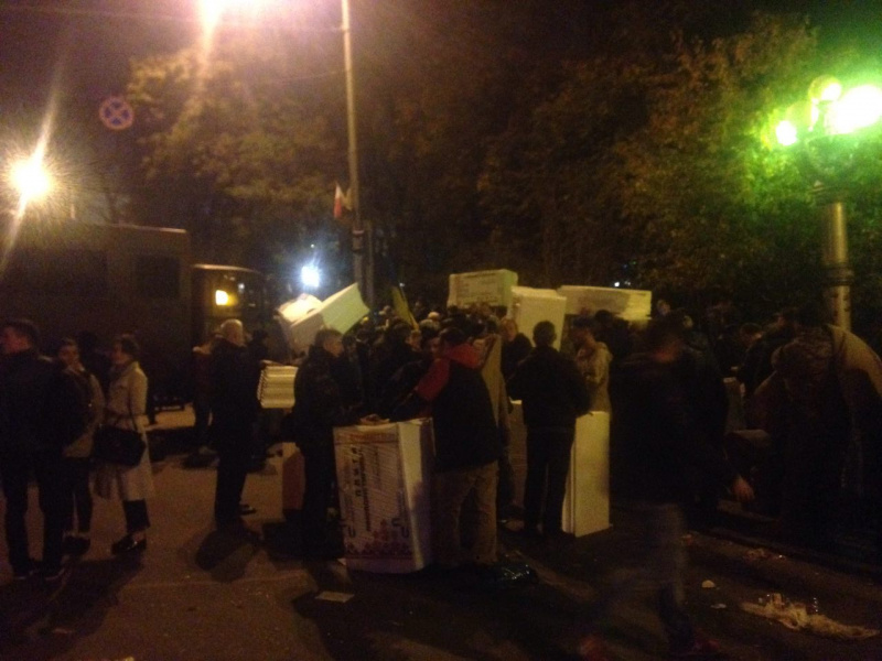 Правоохранители сняли кордон с митингующих возле отеля &quot;Киев&quot;