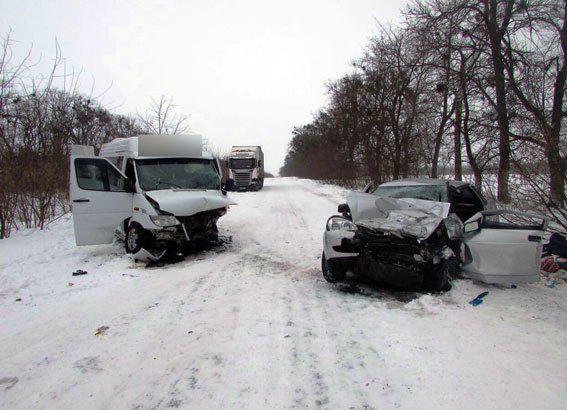 В Полтавской области столкнулись микроавтобус и легковой автомобиль, есть погибшие