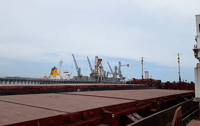 Україна виставила на торги заарештований за борги російський суховантаж