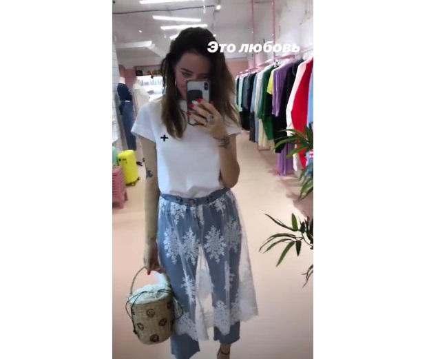 В платье и штанах-юбке: Надя Дорофеева показала топ-4 стильных образа на лето