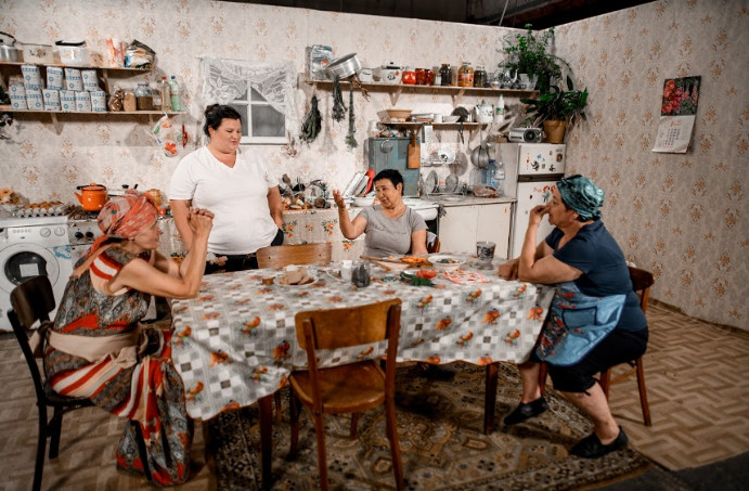 Ви точно бачили все: alyona alyona підриває мозок новим філософським кліпом "Мамин суп"