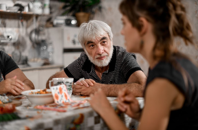 Ви точно бачили все: alyona alyona підриває мозок новим філософським кліпом "Мамин суп"