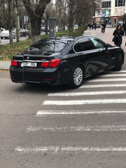 Трохи порушувала: у Херсоні помітили авто посла Німеччини, припарковане на &quot;зебрі&quot; (фото)