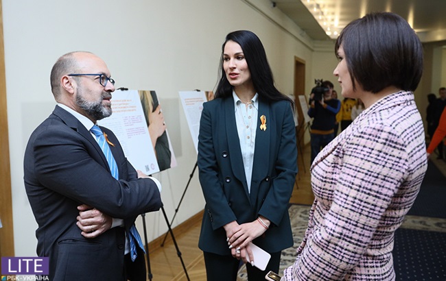 Маша Єфросиніна показала стриманий діловий образ в синіх тонах на виставці &quot;16 днів проти гендерного насильства&quot;