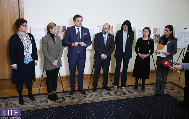 Маша Єфросиніна показала стриманий діловий образ в синіх тонах на виставці &quot;16 днів проти гендерного насильства&quot;