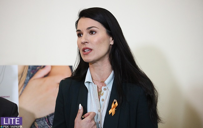 Маша Єфросиніна показала стриманий діловий образ в синіх тонах на виставці &quot;16 днів проти гендерного насильства&quot;