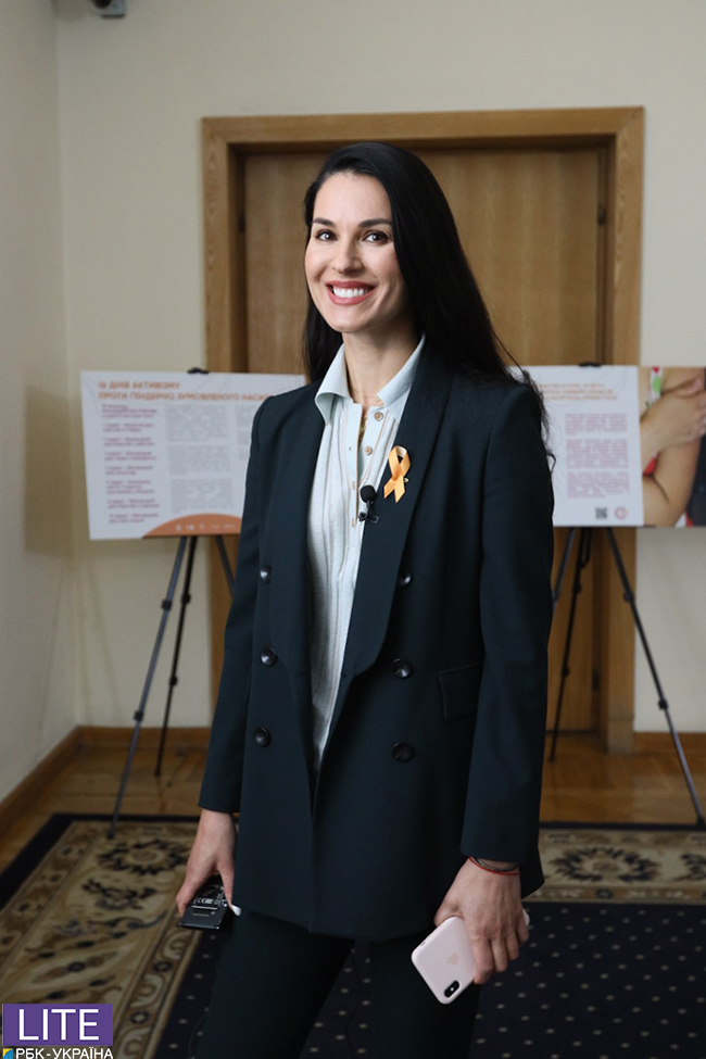 Маша Єфросиніна показала стриманий діловий образ в синіх тонах на виставці &quot;16 днів проти гендерного насильства&quot;