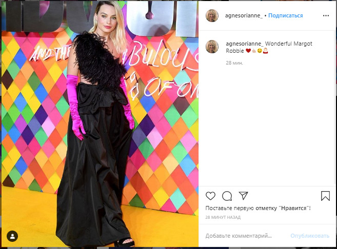 Марго Робби пришла на премьеру фильма в мятой юбке, перьях и розовых перчатках