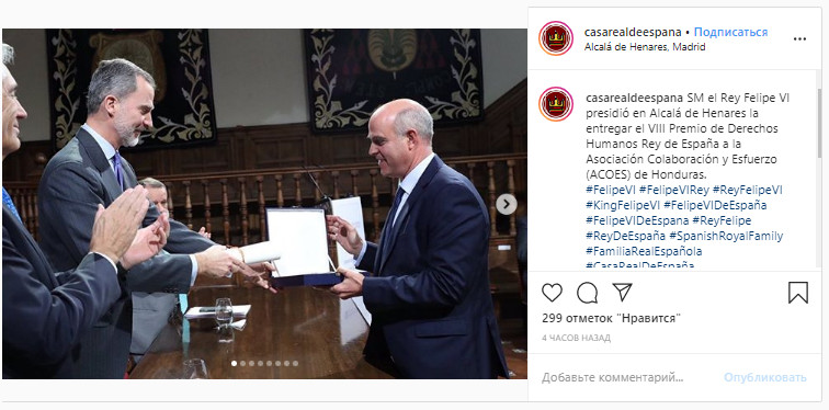 Їй усе до лиця: королева Летиція підкорила витонченою фігурою в пудровом брючному костюмі