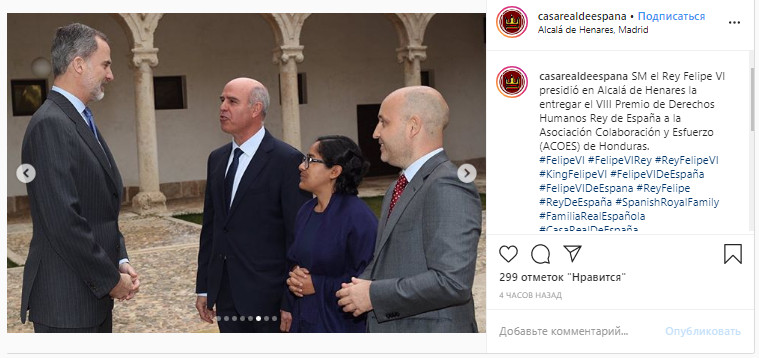 Їй усе до лиця: королева Летиція підкорила витонченою фігурою в пудровом брючному костюмі