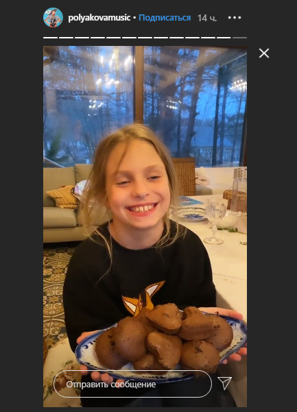 Оля Полякова з доньками показала, як приготувати шоколадні кекси (відео)