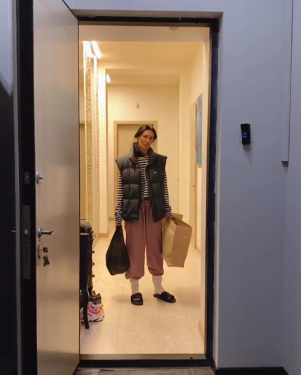 Мисс Совершенство: Маша Ефросинина вынесла мусор в гламурном полупрозрачном платье (видео)