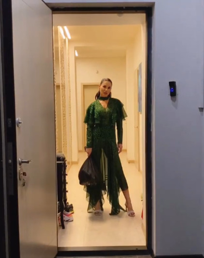 Мисс Совершенство: Маша Ефросинина вынесла мусор в гламурном полупрозрачном платье (видео)