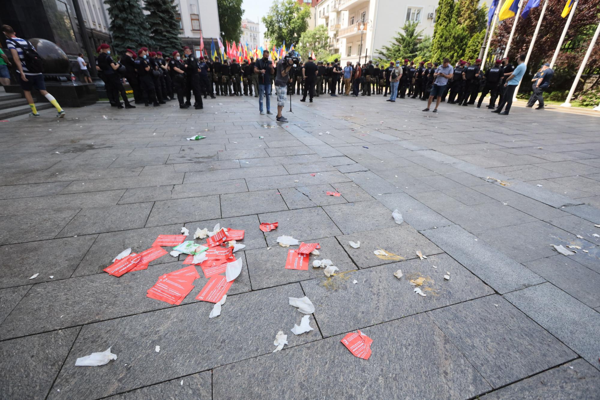 Поклонники Шария после митинга оставили кучу мусора в центре Киева (фото)
