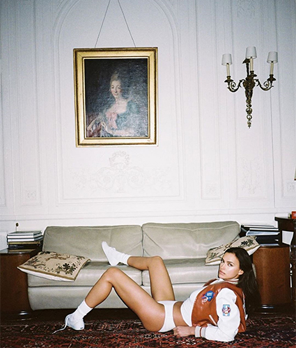 Одна вдома: Ірина Шейк захопила розкішним тілом у відвертих вбраннях для нової зйомки