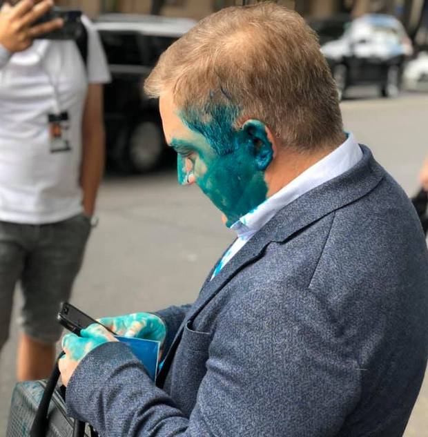 Нардеп стал жертвой яйца с зеленкой: видео &quot;мести&quot; за слова об Украине