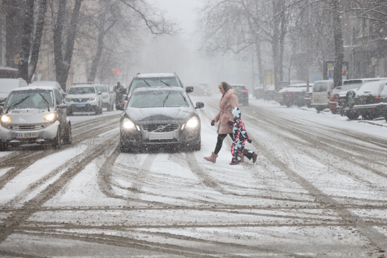 Київ засипає снігом: з'явилися яскраві фото і відео